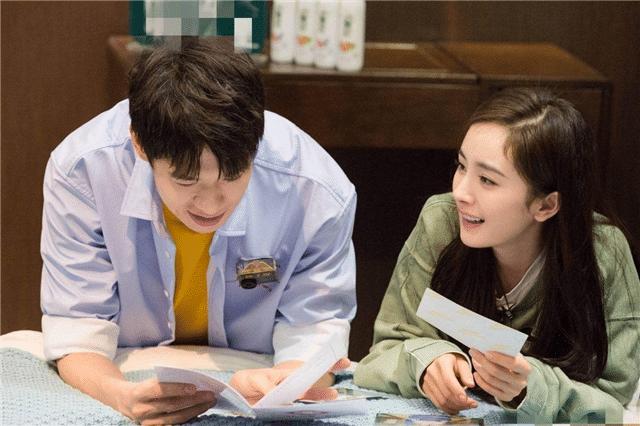 杨幂逛街被偶遇大方合影,杨幂逛街被偶遇三里屯穿搭照片