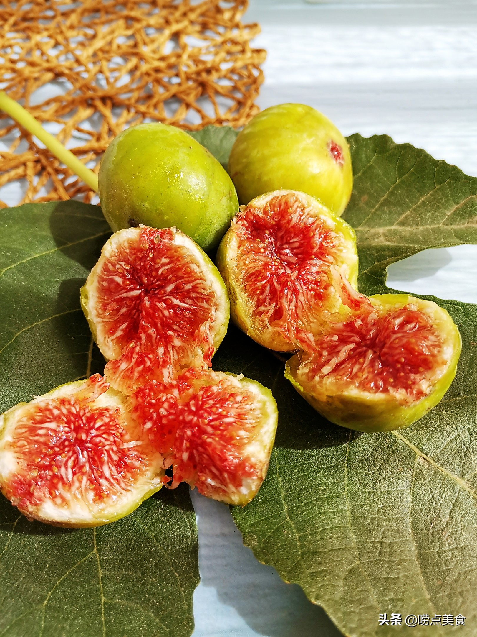 1看2捏3剥皮，妈，我终于会吃无花果了