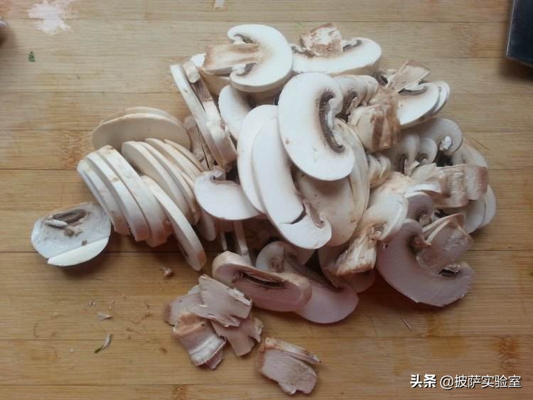 披萨撒料手法技巧演示,披萨顶料