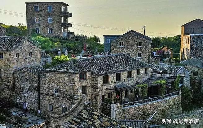 这对夫妻把渔民都嫌弃的破旧石头房，改成3个超美的民宿，美爆了