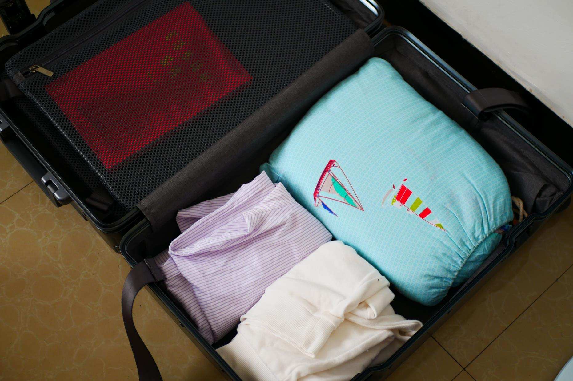 地平线8号20寸登机箱黑色,地平线8号经典系列行李箱测评