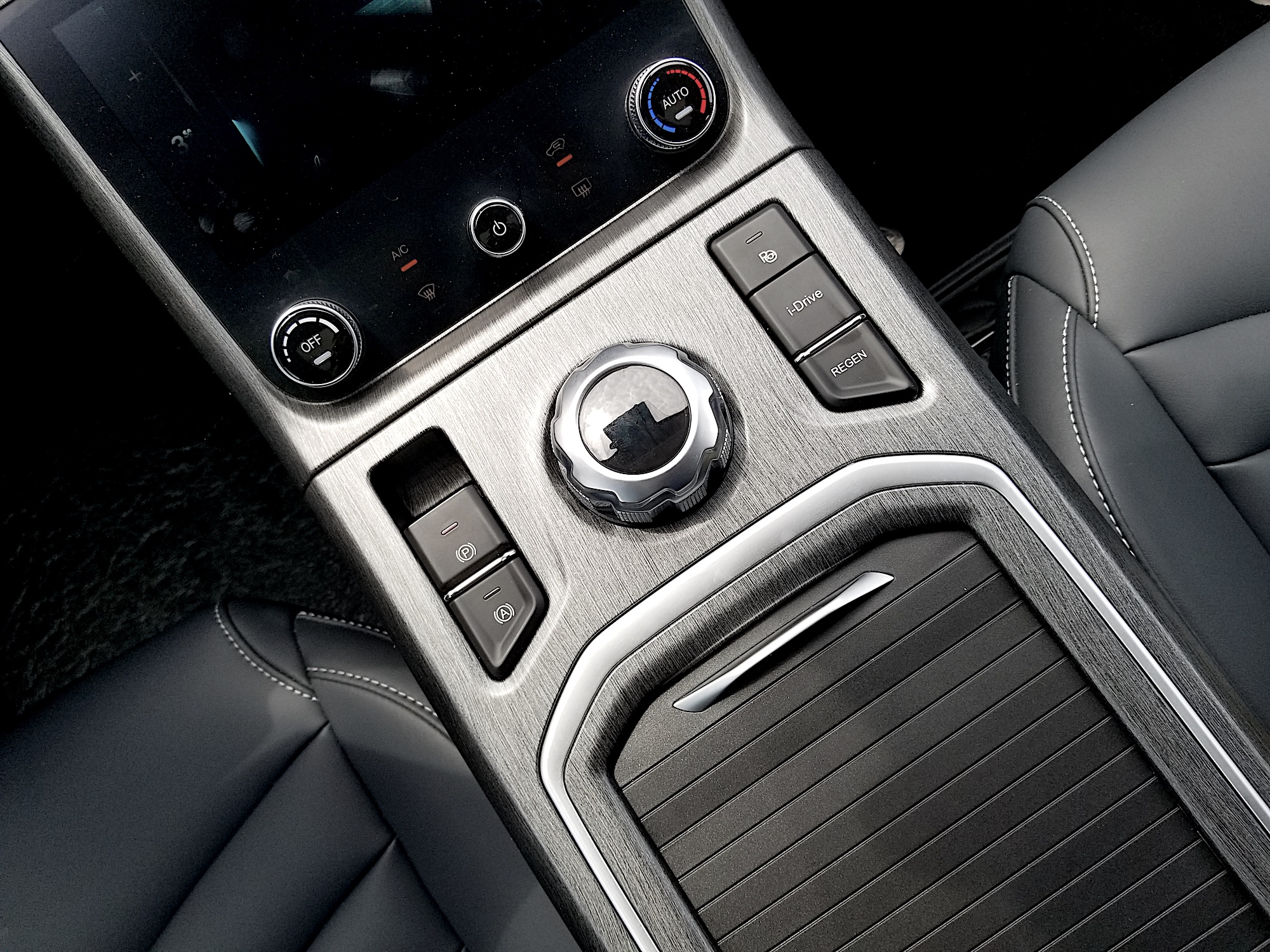 把车钥匙做成指尖陀螺？这才是纯电SUV里的“创意玩家”