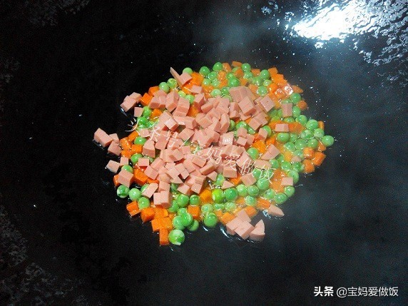 最简单的黄金炒饭做法,没有鸡蛋有胡萝卜的炒饭