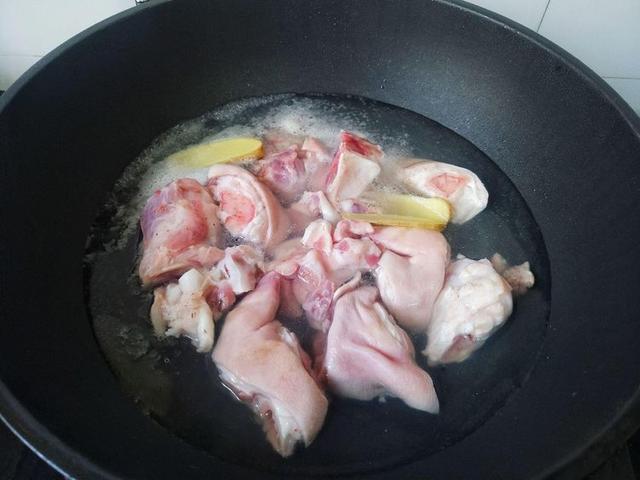 香辣卤猪蹄满嘴都是肉太好吃了,卤猪蹄吃不完需要热吗