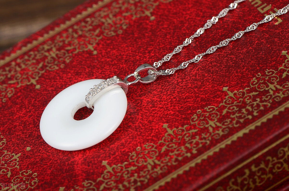 佩戴银饰变黑的原因,佩戴银饰有什么讲究