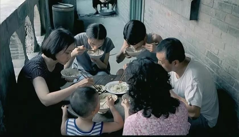 地位与张艺谋不相上下,他第一次做导演,扯掉了理想主义的遮羞布