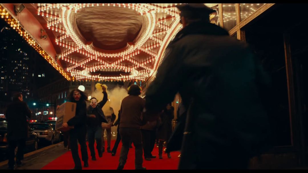 小丑口碑大爆豆瓣评分9,dc新片小丑首曝预告风格黑暗