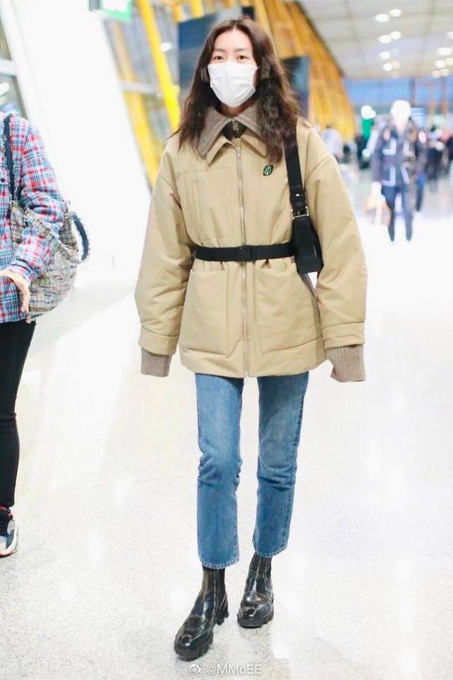 看何穗江疏影的穿搭,江疏影银色垫肩礼服