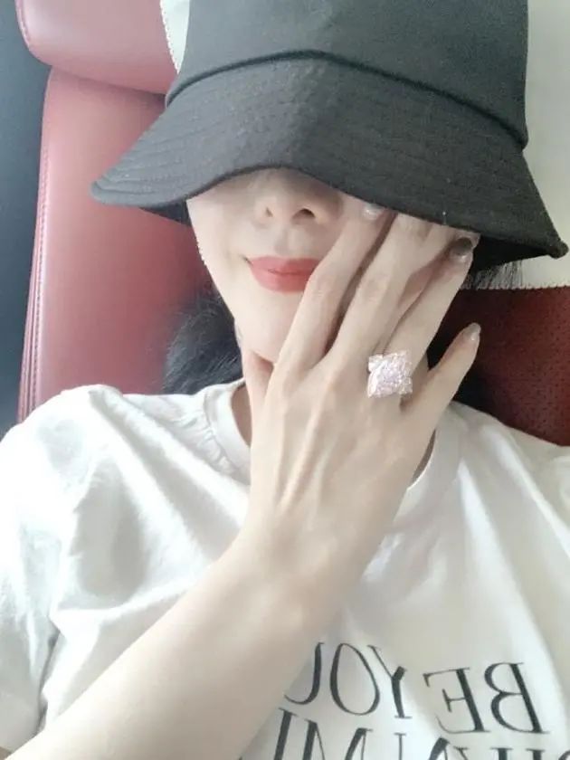 范冰冰生日晒粉红钻戒,范冰冰晒钻戒多少克拉
