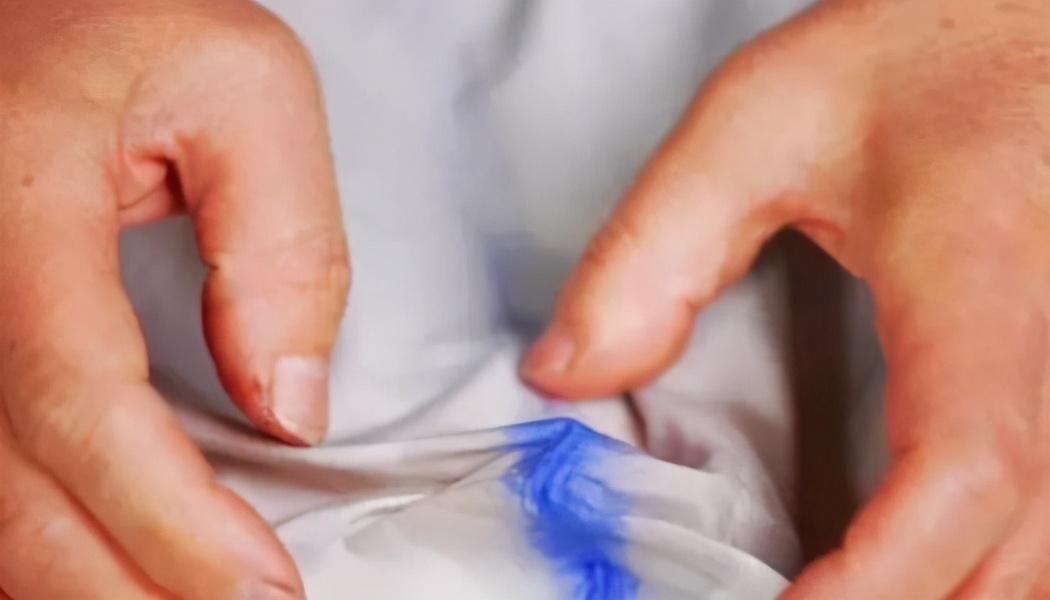 小孩子羽绒棉服上的油渍怎么处理,羽绒衣服沾上炒菜油渍怎样清洗