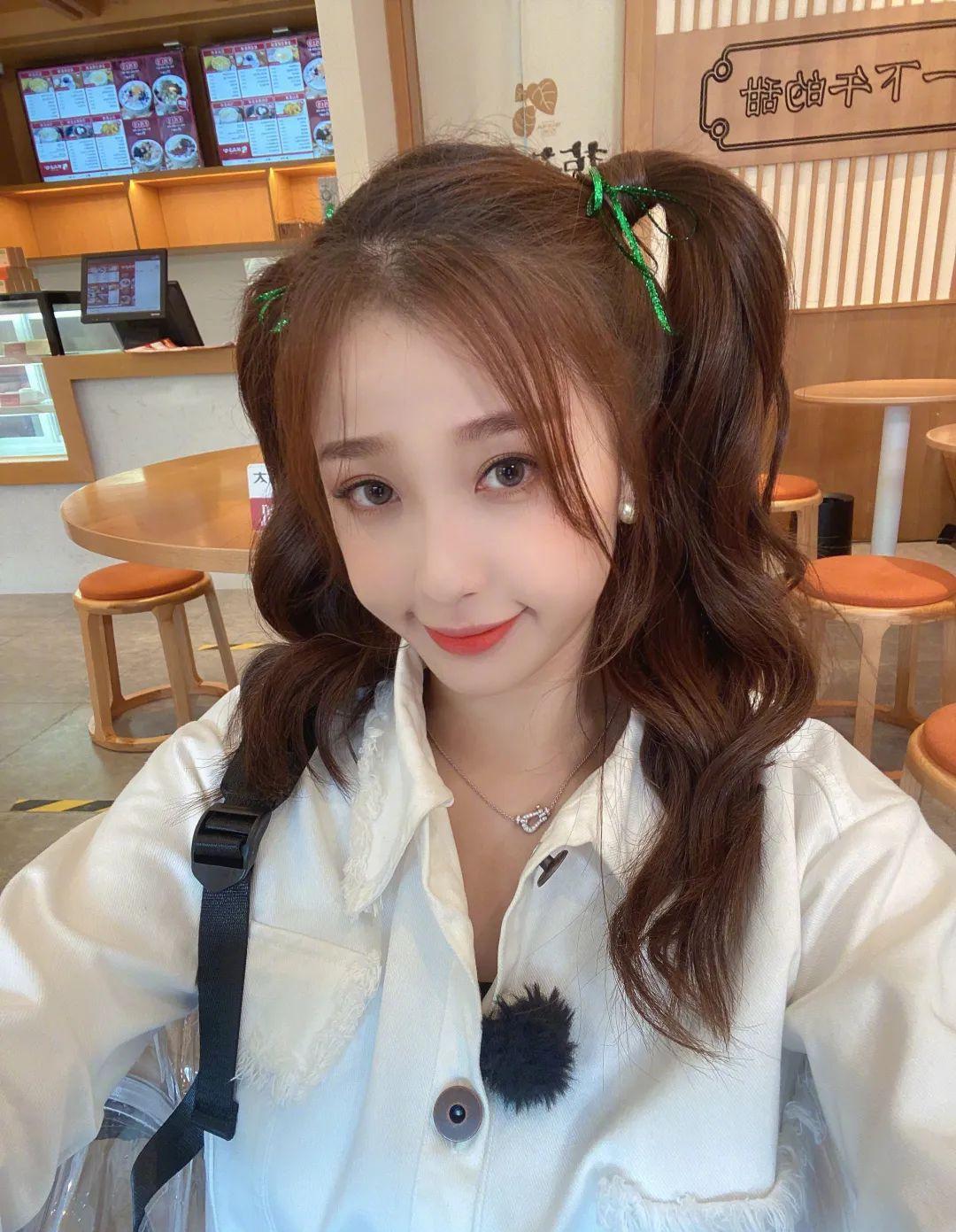 圆脸减龄发型可扎可披图片,短圆脸适合的扎发