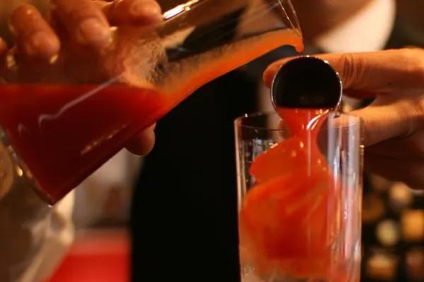 在冬日里把冰冷的啤酒喝出花样来