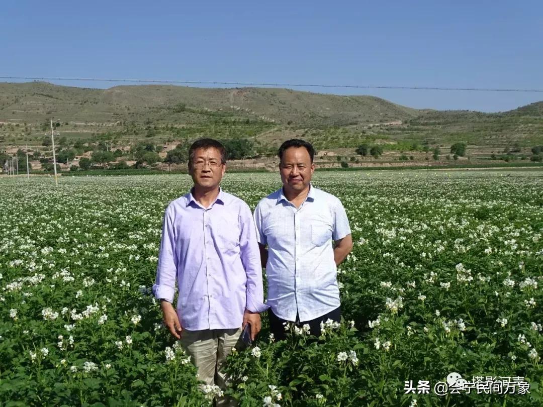 喜见斯人真福气，得和红玉缔良缘