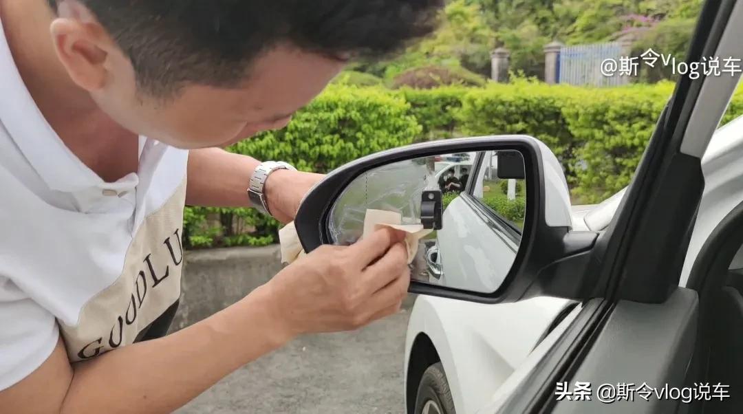下雨天开车怎么除后视镜水,在雨天驾驶怎样防止后视镜有水珠