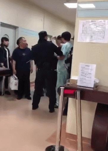 这个医生给患者加号被“报警”,想把患者看完,却被“强制带走”