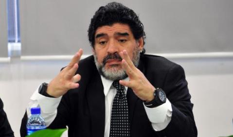 马拉多纳撞电线杆逃逸,马拉多纳撞车