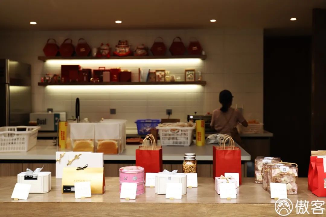 吃完了火遍全网的500㎡甜品店，我们一句话也“骂”不出来