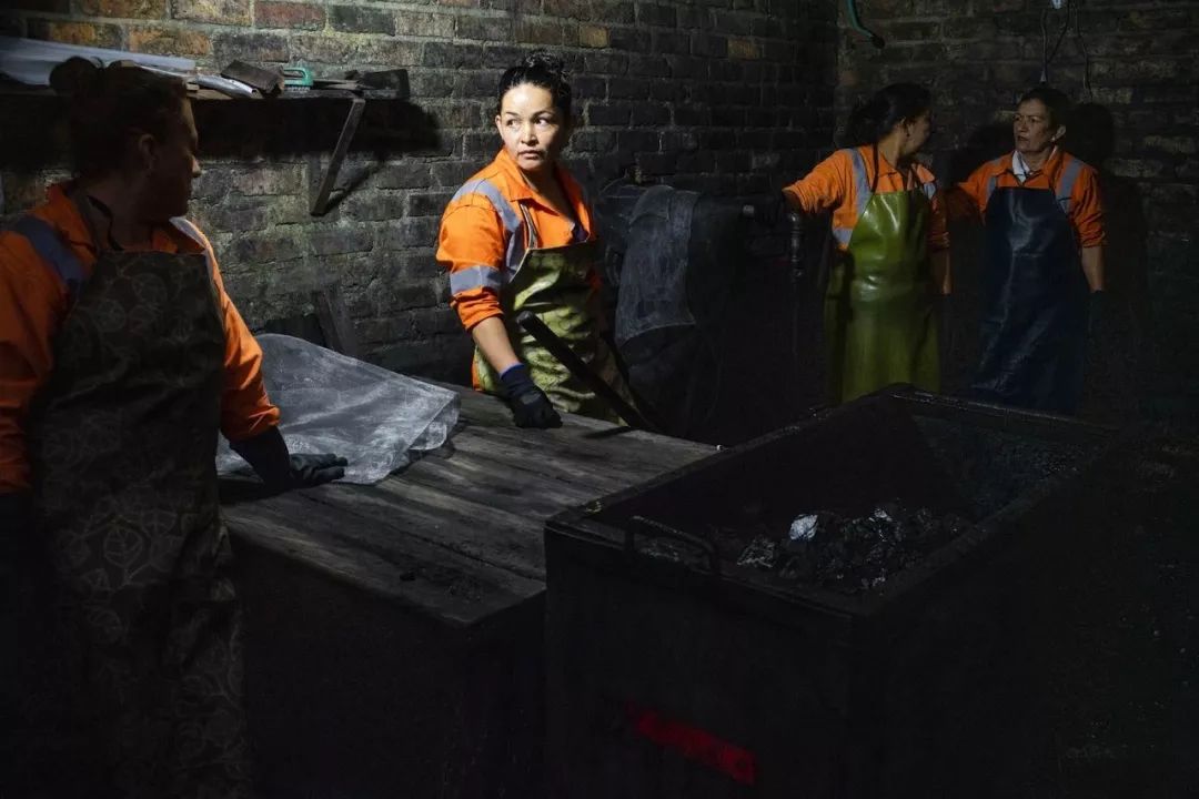 月薪2500,记录哥伦比亚祖母绿矿区女矿工的艰辛生活