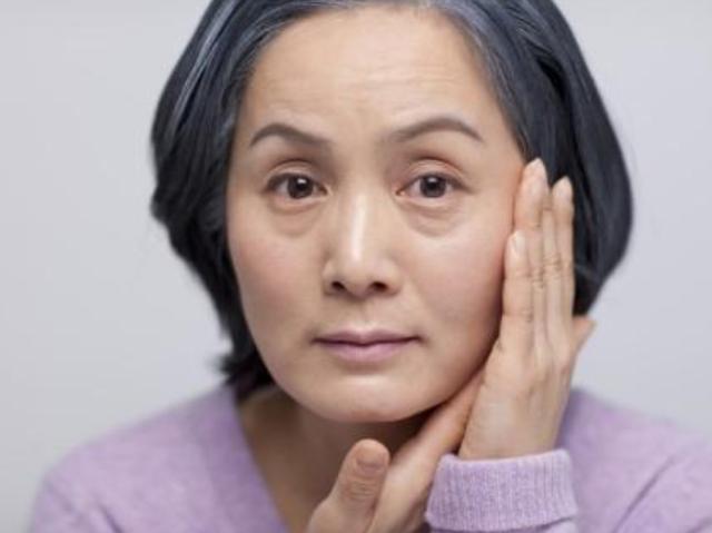 女人有眼袋不要慌，每天睡前坚持4个习惯，眼部肌肤紧致又细嫩