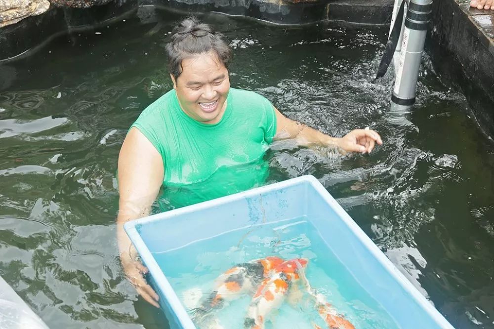 他花50亿建池塘买锦鲤，还以好友的名字为它们命名！