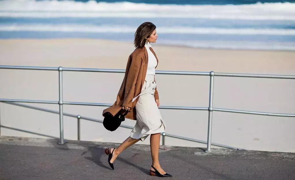 裙摆大衣怎么穿好看,大衣里面的裙子怎么穿