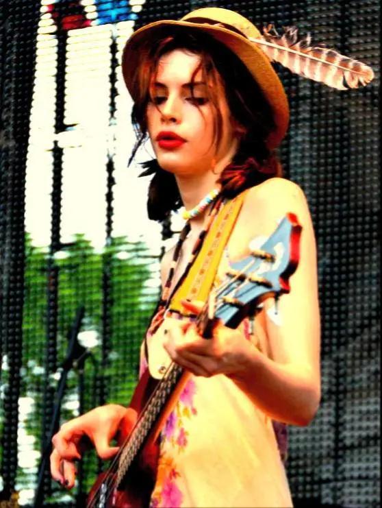 当模特、组乐队、拍电影......这个女孩又美又酷