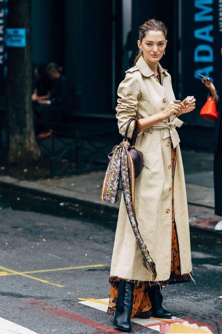 丝巾春天的系法大全慢动作,春天戴丝巾旅行穿搭