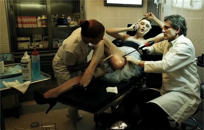 那个曾经没有10000美金不起床的超模,被医美毁容了