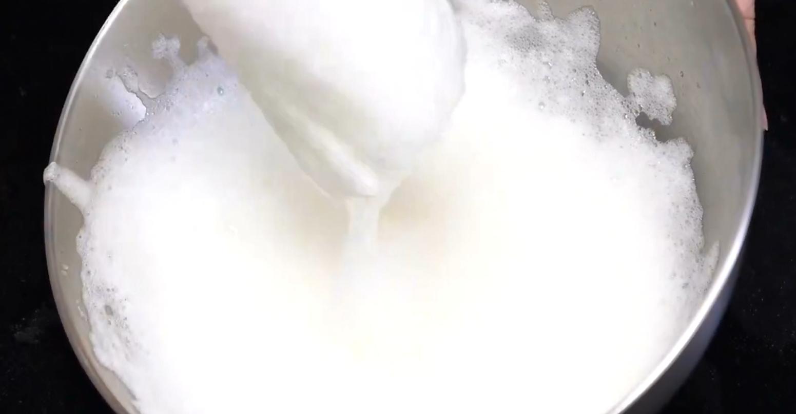 电动打蛋器打蛋不费力太好用了,打蛋器不用买用塑料瓶做