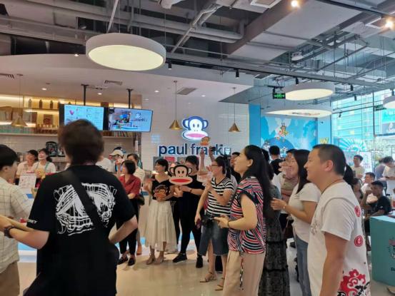 就算暴雨将魔都颠倒，这家「国际潮牌茶饮」照样人多到爆