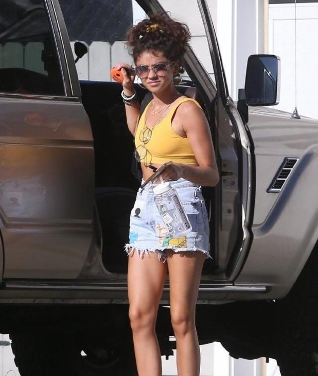 莎拉海蓝德和她的未婚夫出现在街上，他们的肚脐裸露