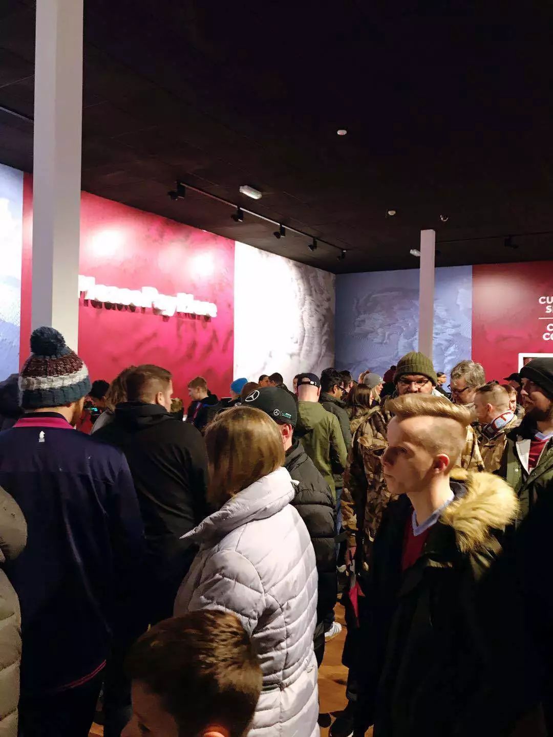 十天里，我在英国看的四场足球赛，竟然有些中国味？|三明治