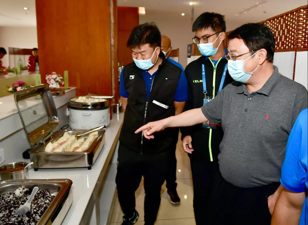 云南省体育局副局长张晓憬考察调研2021中乙联赛泸西赛区