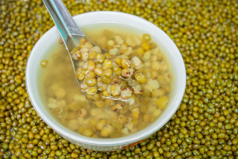 绿豆汤怎么煮才能煮得又白又软,想煮出碧绿的绿豆汤怎么煮才可以