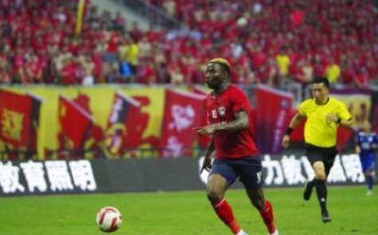 小时候没接触过足球,小时候踢球没有球鞋