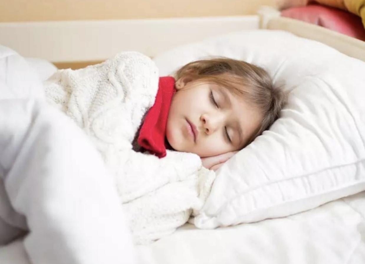 三翻六坐四个月宝宝发育时间,小宝宝三个月翻身是怎么翻