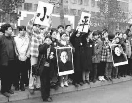 小平同志晚年，指着电视中的自己问这是谁？未见香港回归终成遗憾