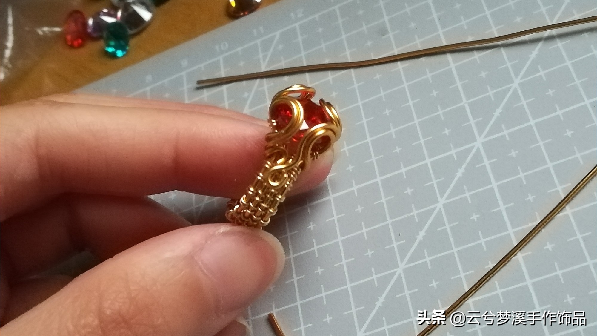 戒指最简单的绕线方法,一根扭扭棒蓝宝石戒指教程