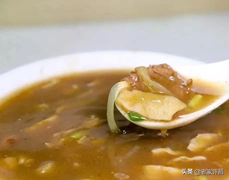 早餐店一块钱一碗的胡辣汤,排队的肉丸胡辣汤