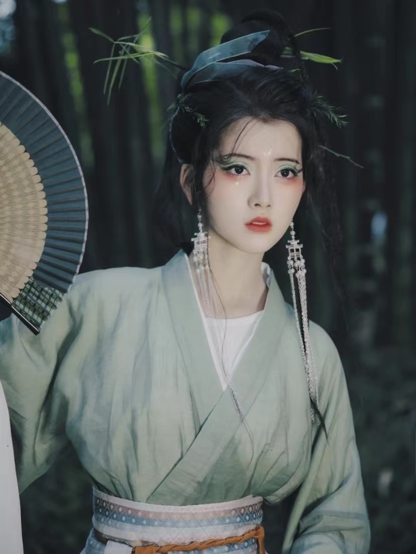 “瀣儿姐姐刚才为何要让太后吃芹菜？丹朱还记得太后不喜欢呢。”