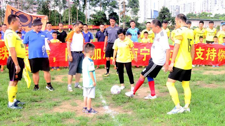 捐助大爱无疆,公益足球赛捐赠