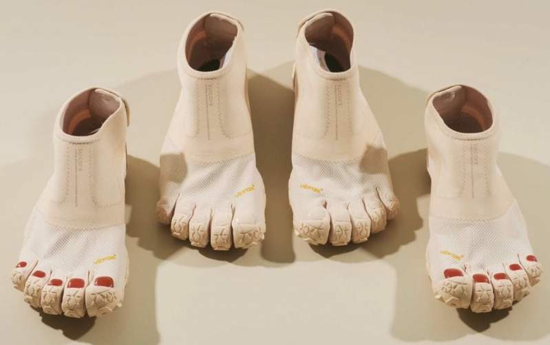 好闹～日本推肤色《五趾鞋》乍看以为「光脚丫」上街还擦指甲油呐