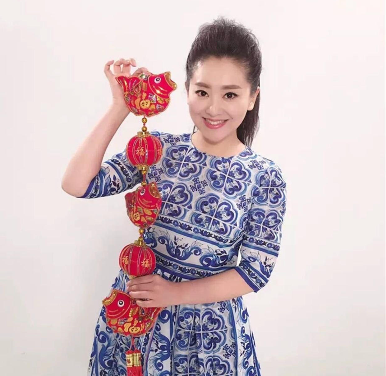 高龄生子、嫁神秘富商、退休成网红，“童年回忆”们变样了吗？