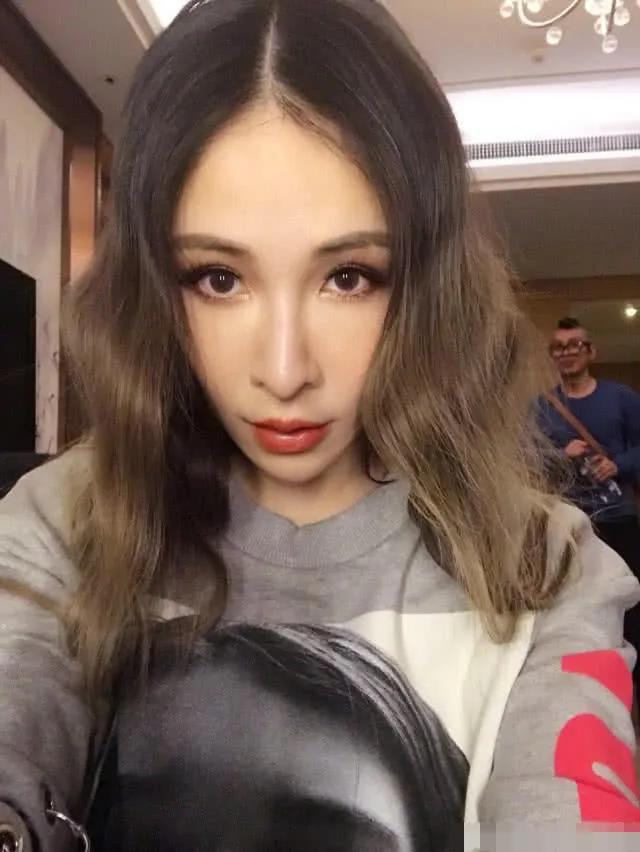 萧亚轩晒昔日头部受伤照片，头部裂开一道口子，伤口触目惊心