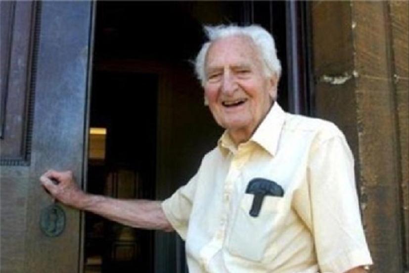 逆袭成功！他拉35年的大门，退休时公司送了他份意想不到的贺礼