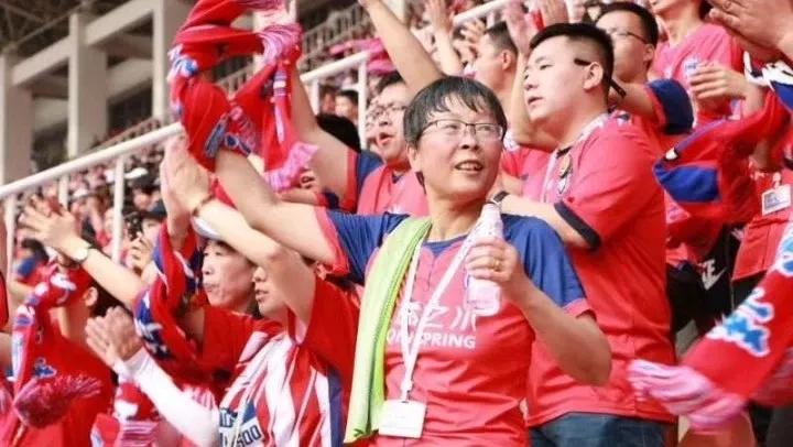 痴心球迷顽强抗癌，她是“圣朱雀”怒放的花