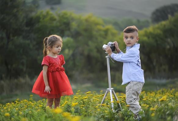 宝宝老是用头撞爸爸妈妈怎么回事,宝宝经常头撞墙壁是怎么回事