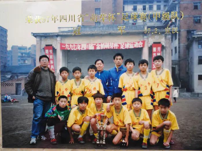 小孩在学校打足球,小孩在踢足球比赛