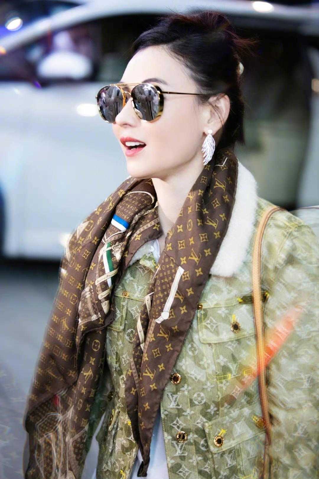 张柏芝穿皮衣怎么搭配 (张柏芝穿格子西装搭配长裙)