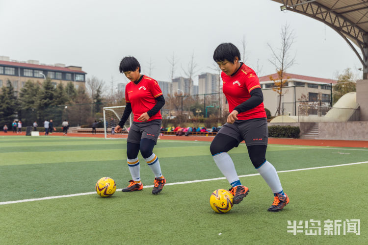 校园足球“姐妹花”